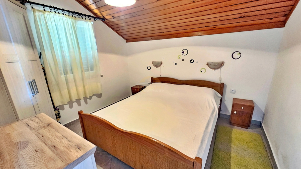 Casa indipendente a Okrug Donji/Čiovo in posizione eccezionale, seconda fila dal mare